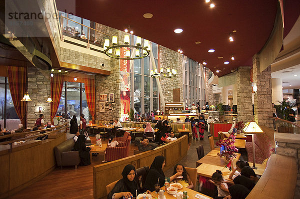 Ski-Lokal in der Mall of the Emirates  mit einheimischen Restaurant-Besuchern  Dubai  Vereinigte Arabische Emirate  Naher Osten