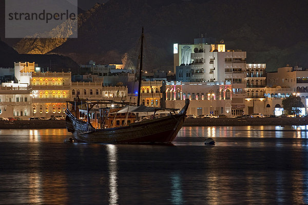 Corniche von Mutrah am Abend  Oman  Naher Osten