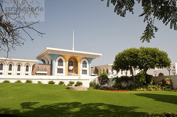 Hauptgebäude des Al Alam Palasts  gesehen von der Seite über den Garten  in Muscat  Maskat  Oman  Naher Osten