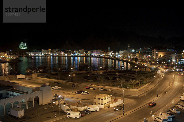 Der Hafen und die Corniche von Mutrah am Abend  Oman  Naher Osten