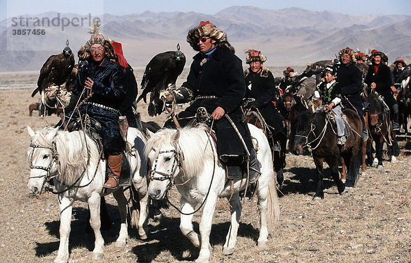 Kasachische Adlerjäger auf dem Weg zum Steinadler Festival  Bajan Ölgii  Altai Gebirge  Mongolei  Asien