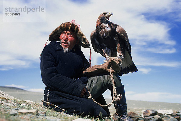Kasachischer Adlerjäger  Steinadler Festival  Bajan Ölgii  Altai Gebirge  Mongolei  Asien