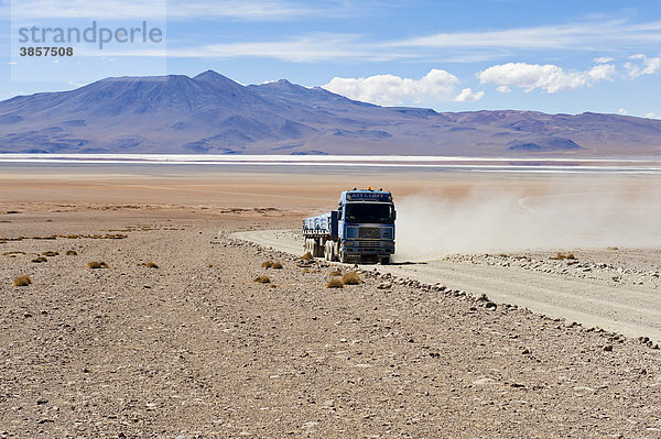 Altiplano  Lastkraftwagen  Potosi  Bolivien  Südamerika