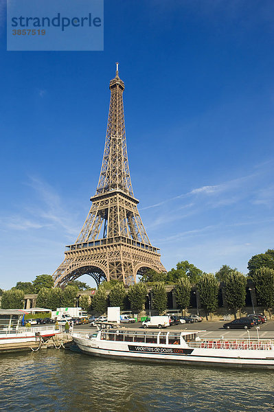 Eiffelturm von einem Vergnügungsschiff  bateau mouche  aus  Paris  Frankreich  Europa