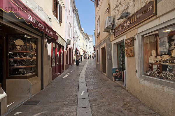 Gasse in Altstadt mit Geschäften in Krk  Insel Krk  Kroatien  Europa