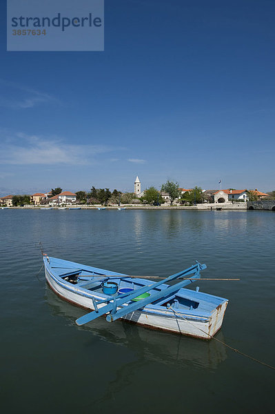 Ruderboot in der Lagune  Nin  Gespanschaft Zadar  Kroatien  Europa