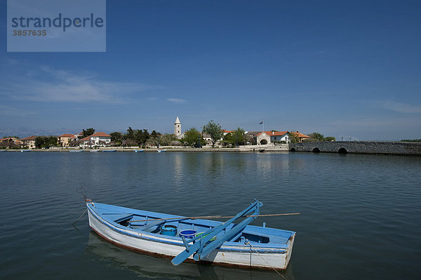 Ruderboot in der Lagune von Nin  Gespanschaft Zadar  Kroatien  Europa