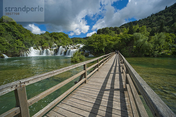 Holzbrücke im Nationalpark Krka Wasserfälle  Gespanschaft Sibenik-Knin  Kroatien  Europa