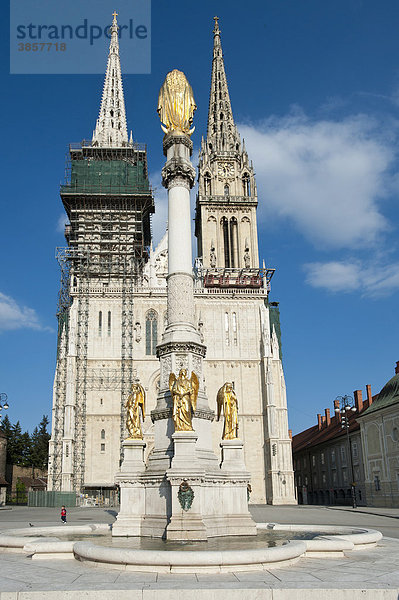 Madonnenbrunnen und Kathedrale  Zagreb  Kroatien  Europa