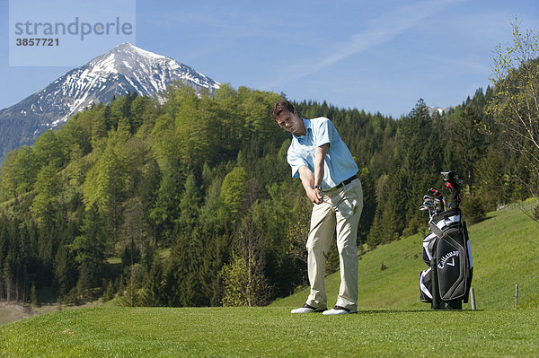 Golfspieler beim Chipping auf Alpingolfplatz  Achenkirch  Tirol  Österreich  Europa