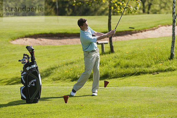 Golfspieler beim Abschlag auf Alpingolfplatz  Achenkirch  Tirol  Österreich  Europa