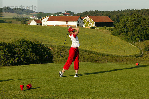 Golfspielerin  Golfplatz  Pleiskirchen  Landkreis Altötting  Oberbayern  Bayern  Deutschland  Europa