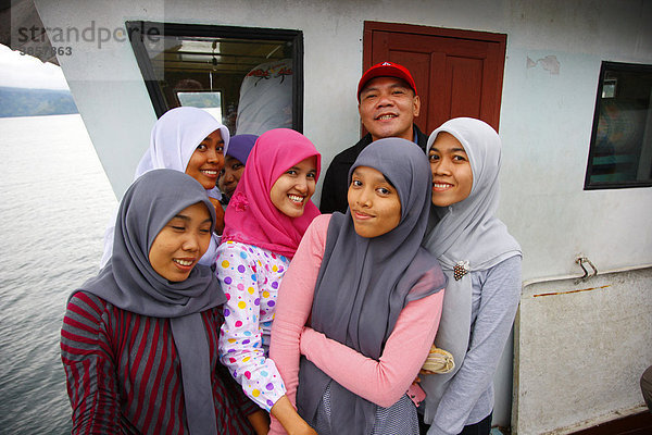 Junge muslimische Frauen  Insel Samosir  Tobasee  Batak Region  Sumatra  Indonesien  Asien