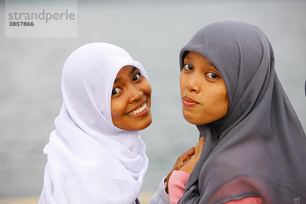 Muslimische junge Frauen  Insel Samosir  Tobasee  Batak Region  Sumatra  Indonesien  Asien