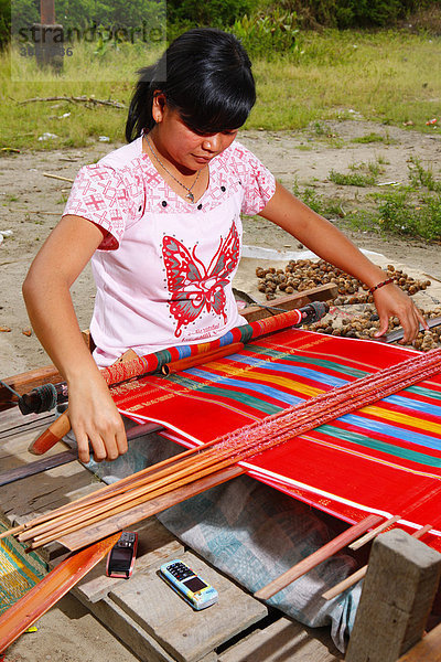 Frau am Webstuhl  Batak Kultur  Insel Samosir  Tobasee  Batak Region  Sumatra  Indonesien  Asien