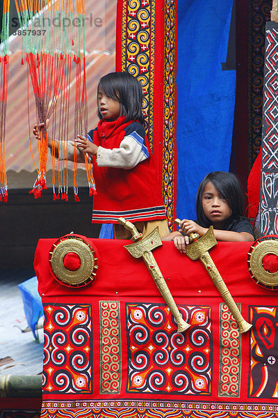 Kinder während Opferzeremonie  Toraja Kultur  Sulawesi  Indonesien  Asien