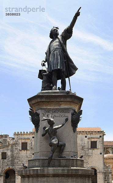 Plaza Colon mit Kolumbusdenkmal und Kathedrale  Santo Domingo  Dominikanische Republik  Karibik
