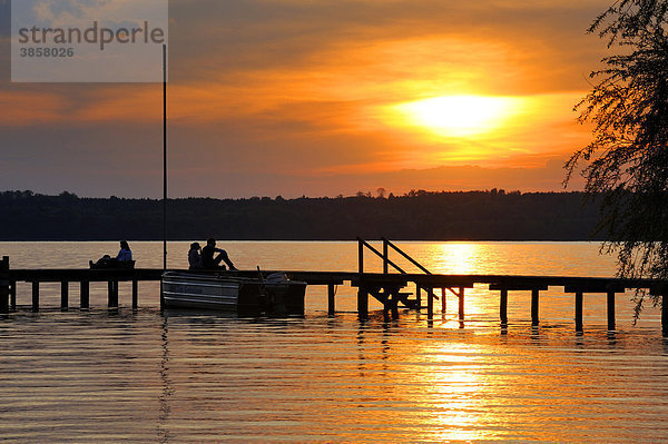 Sonnenuntergang am Starnberger See bei St. Heinrich  Oberbayern  Bayern  Deutschland  Europa