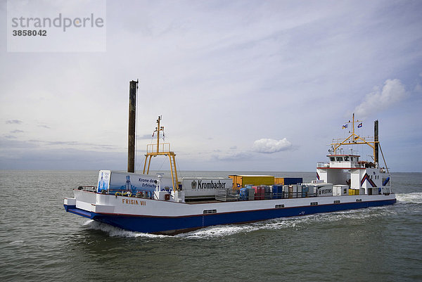 Niederkielfrachter Frisia VII  mit Versorgungsgütern für Insel Juist in Fahrt  Niedersachsen  Wattenmeer  Deutschland  Europa