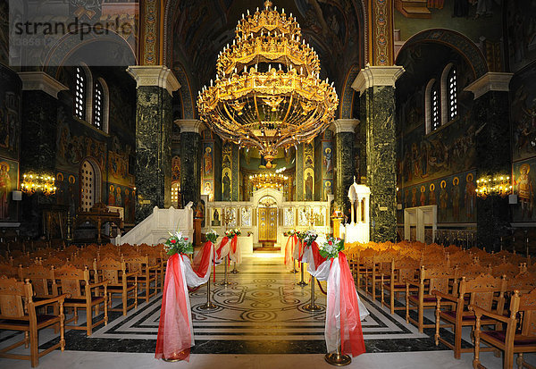 Innenaufnahme Kirche I. Naos Panagias Dexias  geschmückt für eine Hochzeit  Thessaloniki  Chalkidiki  Makedonien  Griechenland  Europa