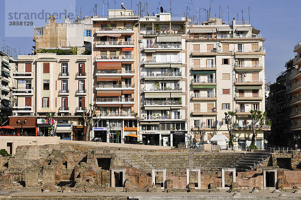 Ausgrabungsstätte Forum Romanum  Agora  dahinter Wohnhäuser  Thessaloniki  Chalkidiki  Makedonien  Griechenland  Europa