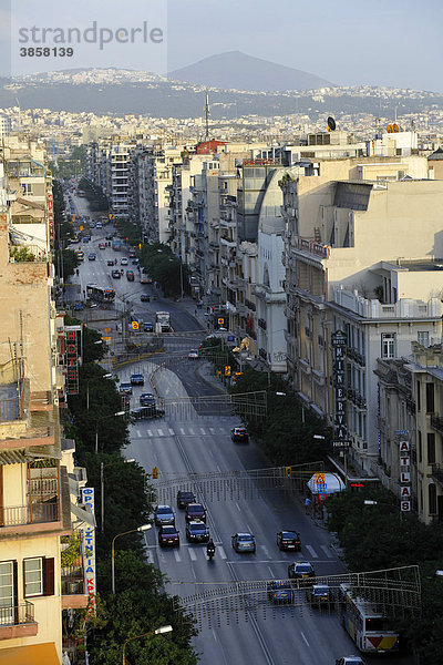 Blick auf Hauptstraße Egnatia  Thessaloniki  hinten Chalkidiki  Makedonien  Griechenland  Europa
