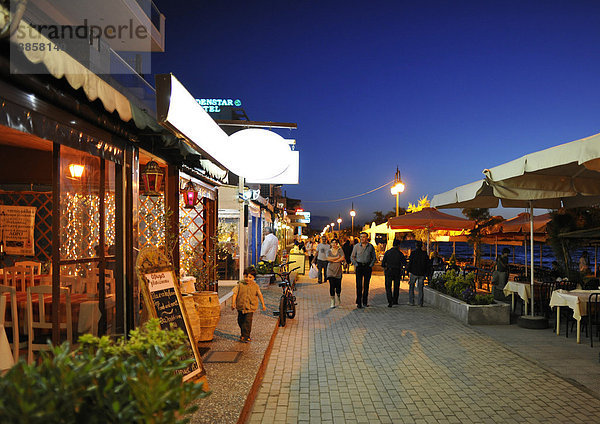 Nachtaufnahme Uferpromenade  Perea bei Thessaloniki  Chalkidiki  Makedonien  Griechenland  Europa