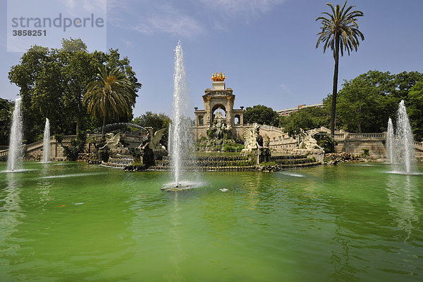 Brunnen Cascada  gestaltet von Josep FontserË und seinem Assistenten  Antoni GaudÌ  Parc  auch Park oder Parque  de la Ciutadella  Barcelona  Katalonien  Spanien  Europa