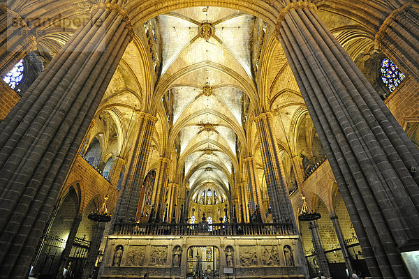 Innenaufnahme Netzgewölbe  Decke  Hauptschiff  gotische Kathedrale La Catedral de la Santa Creu i Santa Eul‡lia  Barcelona  Katalonien  Spanien  Europa