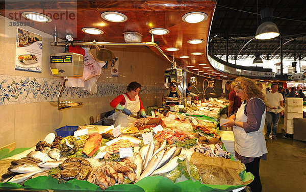 Krabben  Garnelen  diverse frische Fische  Markthallen  Mercat de la Boqueria  Barcelona  Rambla  Katalonien  Spanien  Europa