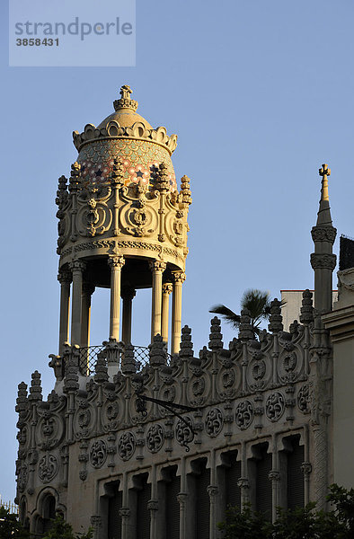 Orientalisch verziertes Bauwerk  Prachtboulevard Passeig de Gr·cia  Barcelona  Katalonien  Spanien  Europa