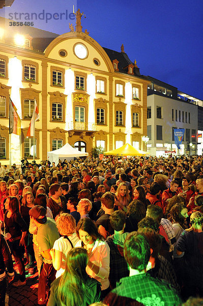 Rathaus  Stadtfest  Nachtleben  Nachtaufnahme  Offenburg  Baden-Württemberg  Deutschland  Europa