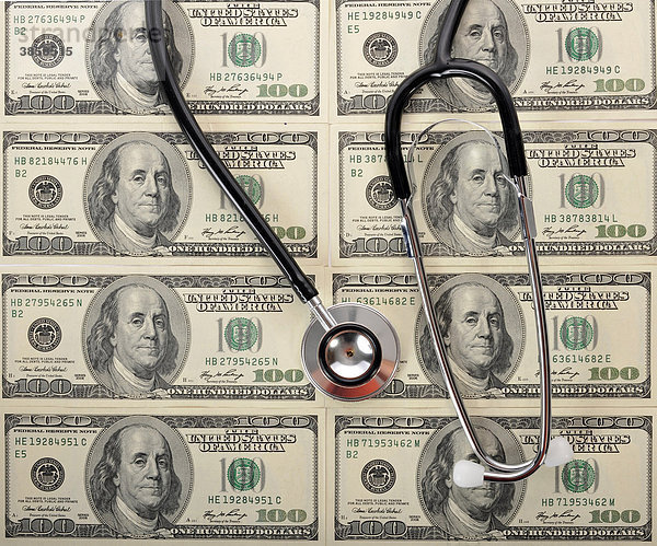 Stethoskop  Dollar-Banknoten  Symbolbild Kostenexplosion Gesundheitswesen  Arztkosten  Erholung des Dollar