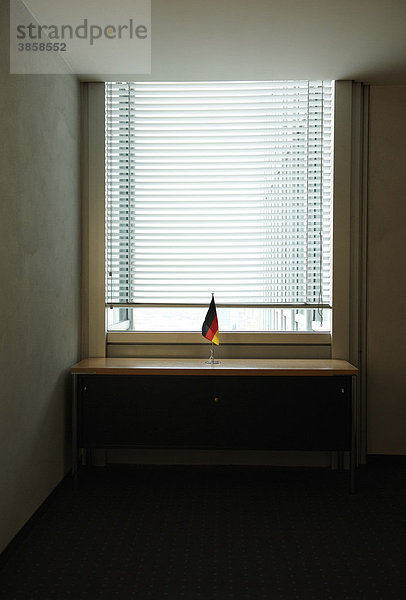 Einsame Deutschlandfahne am Fenster