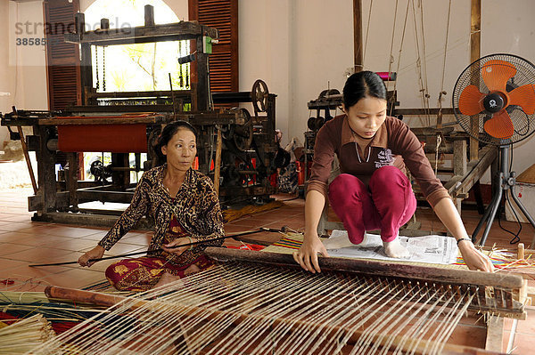 Zwei Frauen am Webstuhl in einer Teppichfabrik  Hoi An  Quang Nam  Zentralvietnam  Vietnam  Südostasien  Asien