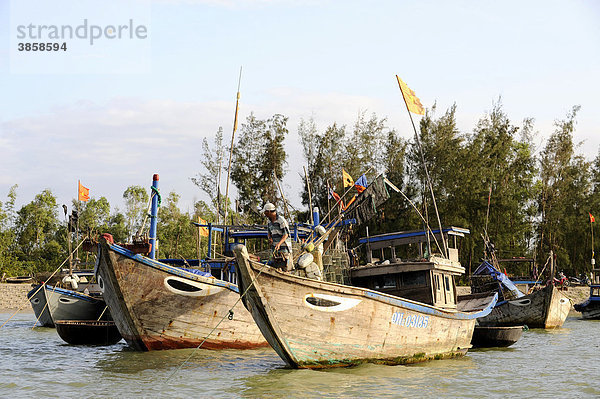 Fischerboote auf dem Thu Bon Fluss  Hoi An  Quang Nam  Zentralvietnam  Vietnam  Südostasien  Asien
