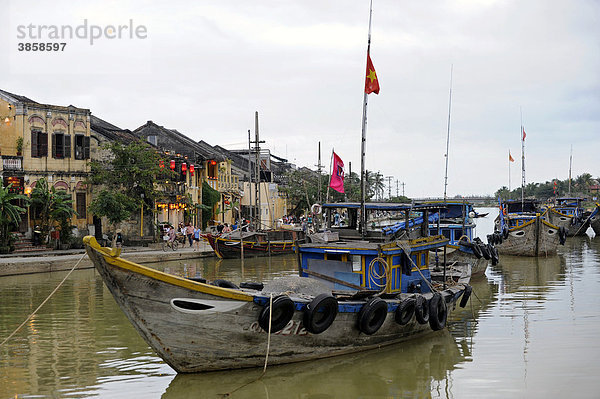 Fischerboote im Hafen von Hoi An auf dem Thu Bon Fluss  Hoi An  Quang Nam  Zentralvietnam  Vietnam  Südostasien  Asien