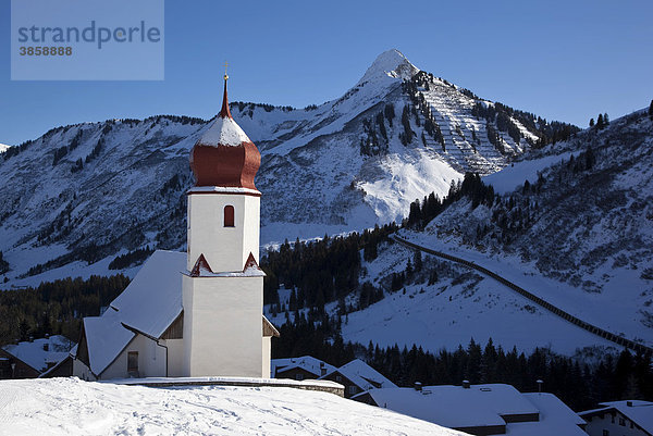 Pfarrkirche St. Nikolaus mit traditionellem Zwiebelturm  hinten Berge im Rücken  Damüls  Vorarlberg  Österreich  Europa