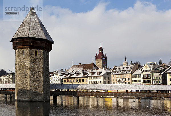 Wasserturm und Kapellbrücke im Winter  Luzern  Schweiz  Europa