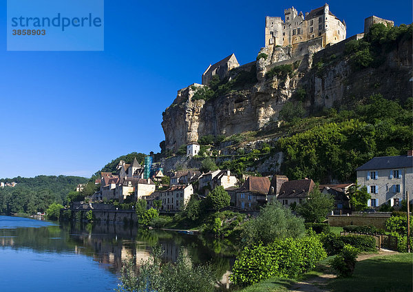 Ch‚teau de Beynac  Burg Beynac  mit Blick auf das Dorf und die Dordogne  Beynac-et-Cazenac  Frankreich  Europa