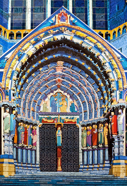 Eingang der Kathedrale von Chartres während des sommerlichen Lichterfests  Frankreich  Europa