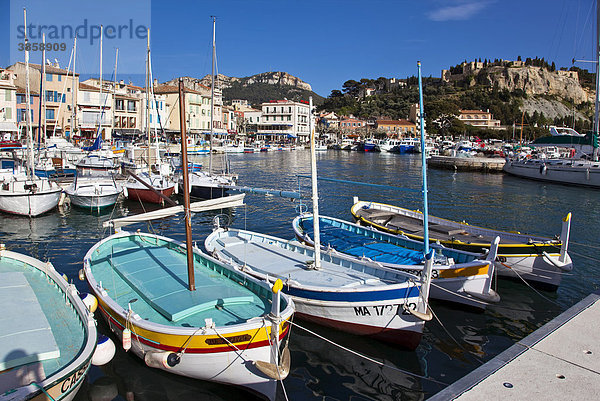 Blick auf den Hafen von Cassis mit traditionellen Booten im Vordergrund  Provence  Frankreich  Europa
