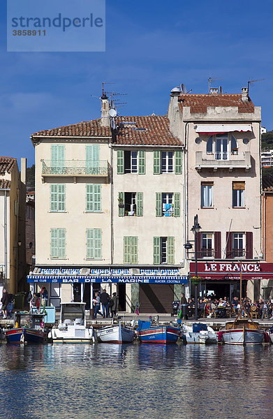 Bar am Wasser im Hafen von Cassis  Provence  Frankreich  Europa