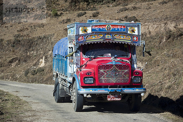 Ortsüblich dekorierter Lastwagen auf Bundesstraße  Bhutan  Südasien