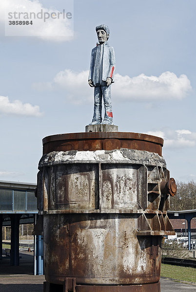 Gießpfanne mit Skulptur eines stehenden Mannes  Holz  bemalt  Museumsbahnsteig Oberhausen  Ruhrgebiet  Nordrhein-Westfalen  Deutschland  Europa