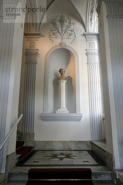 Klassizistischer Treppenaufgang mit Büste des Landschaftsmalers B. C. Koekkoek  Museum Koekkoek  Kleve  Niederrhein  Nordrhein-Westfalen  Deutschland  Europa