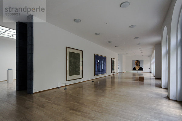 Ausstellungsraum mit moderner Kunst Museum Kurhaus Kleve  Niederrhein  Nordrhein-Westfalen  Deutschland  Europa