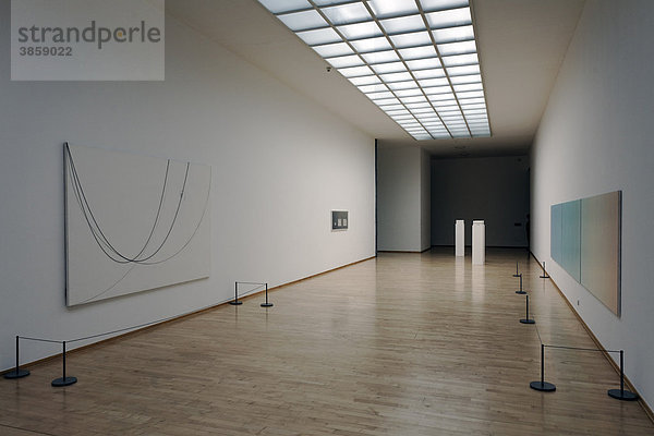 Ausstellungsraum mit moderner Kunst  Museum Kurhaus Kleve  Niederrhein  Nordrhein-Westfalen  Deutschland  Europa