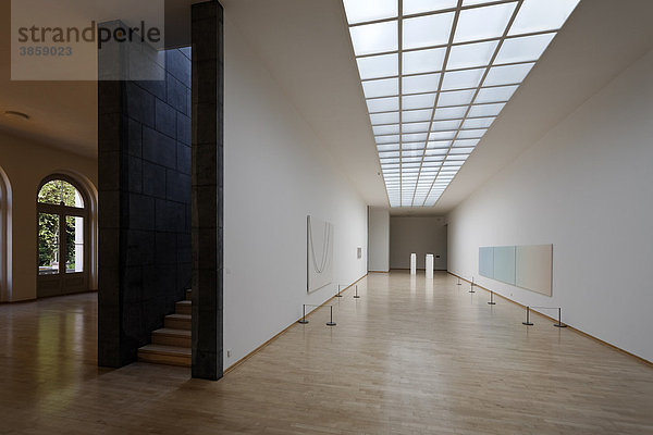 Moderner Ausstellungsraum in der ehemaligen Wandelhalle  Museum Kurhaus Kleve  Niederrhein  Nordrhein-Westfalen  Deutschland  Europa