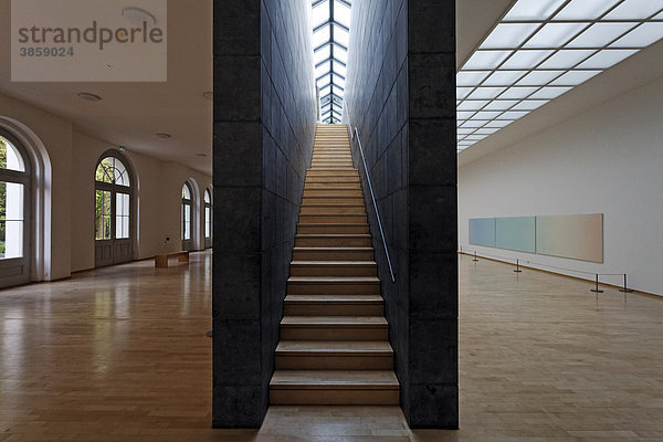 Moderner Treppenaufgang in der ehemaligen Wandelhalle  Museum Kurhaus Kleve  Niederrhein  Nordrhein-Westfalen  Deutschland  Europa
